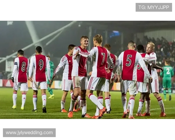 深圳足球队耐力探秘:如何在激烈赛季中保持竞技状态与团队凝聚力 深圳足球队耐力探秘:如何在激烈赛季中保持竞技状态与团队凝聚力