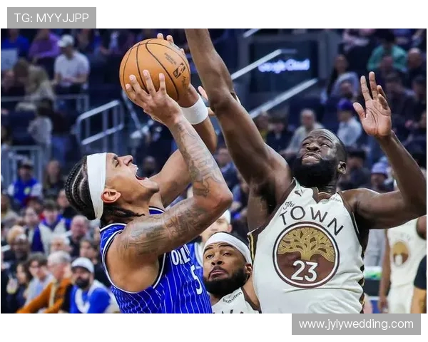 揭幕战精彩对决勇士挑战篮网期待新赛季的巅峰对决与精彩瞬间 揭幕战精彩对决勇士挑战篮网期待新赛季的巅峰对决与精彩瞬间